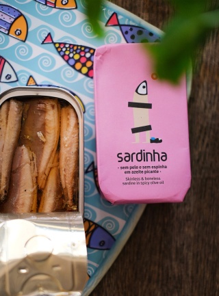 Sardynki bez skóry i ości w oliwie, pikantne 120 g, Lizbona